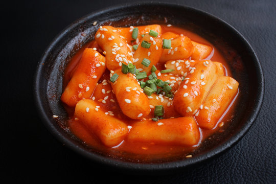 tteokbokki (spicy rice cakes)